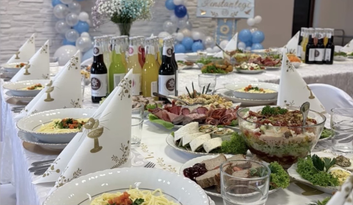 Stół z daniami, białymi serwetkami i niebieskimi dekoracjami